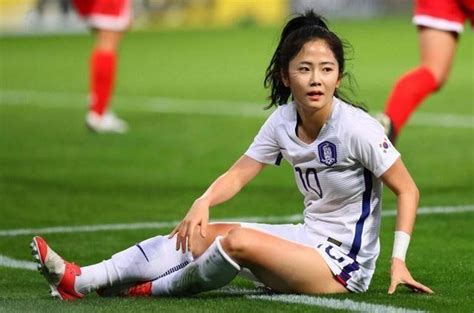 足球女生头像温柔