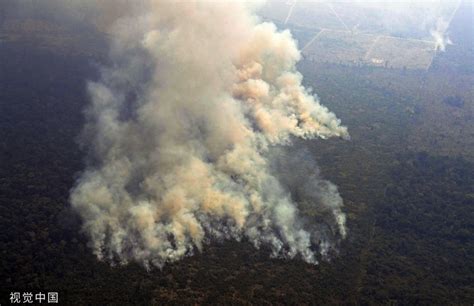 实拍巴西亚马逊雨林火灾 大火浓烟超百米