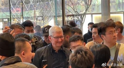 苹果公司CEO蒂姆·库克现身北京三里屯Apple零售店