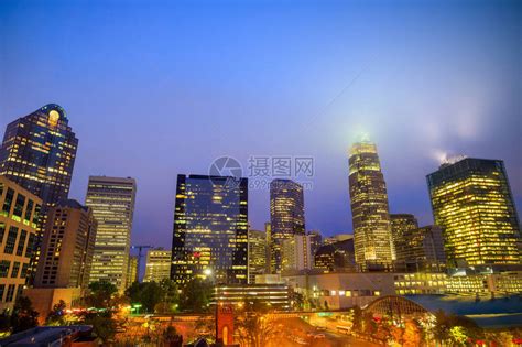 美国北卡罗来纳州夏洛特的天际线和城市街道高清摄影大图-千库网