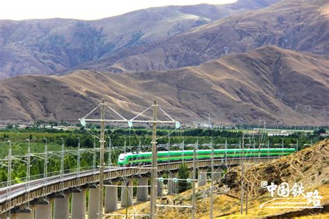 这是川藏铁路林（芝）拉（萨）线上一个在建中的铁路大桥|铁路|墨脱县|林芝市_新浪新闻