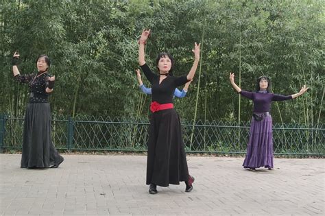紫竹院广场舞《梁祝》杜老师领舞，动作优美大方_凤凰网视频_凤凰网