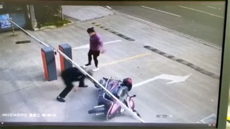 宁波一女子拒配合防疫折弯道闸，被行拘10日_凤凰网视频_凤凰网