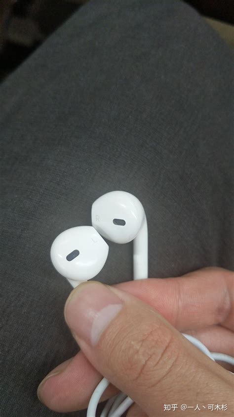 蓝牙耳机r是左还是右（教你一招一秒区分蓝牙耳机的左耳和右耳）-爱玩数码