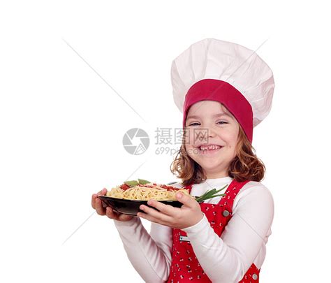 年轻的亚洲家庭正在做饭父母女儿家里厨房做饭节假日的家庭活动和娱乐快概念是家庭活动在娱乐中欢的理念爱童年高清图片下载-正版图片308047677-摄图网