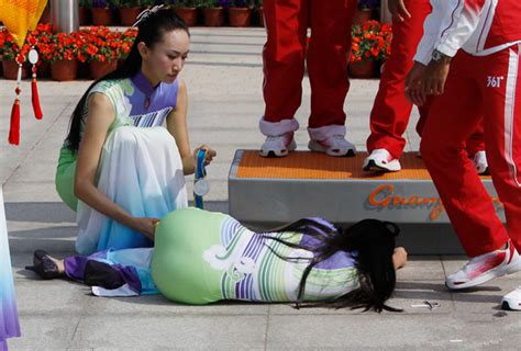女子街头中暑晕倒，民警飞奔“公主抱”送医_凤凰网视频_凤凰网