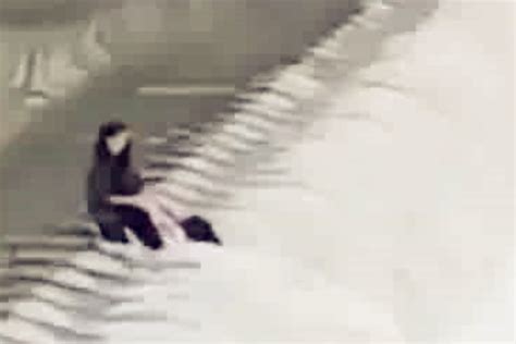命大！实拍：俩女孩站河中央游玩掉进激流 获多方搜救“死里逃生”_凤凰网视频_凤凰网