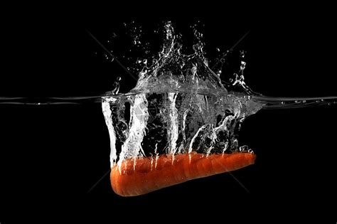 一个掉落水中的胡萝卜高清图片下载-正版图片500964747-摄图网