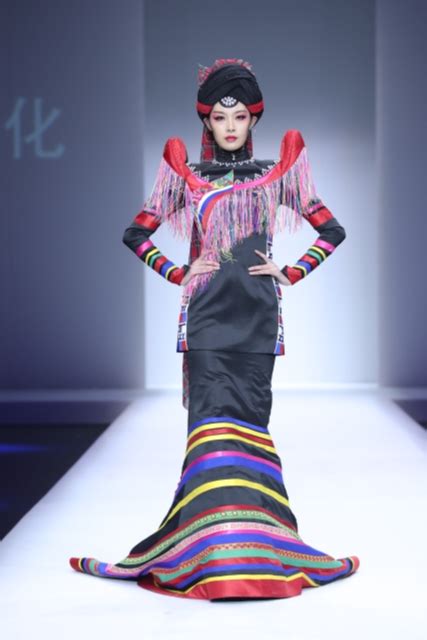 开屏新闻-以民族文化为根，云南普洱服装设计师新作“梦回古滇”即将登陆上海时装周