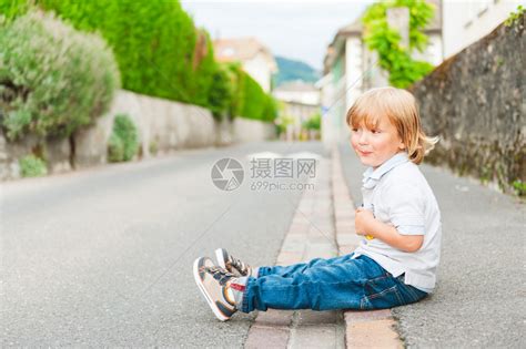 可爱的蹒跚学步男孩的户外肖像高清图片下载-正版图片503092419-摄图网