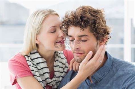 女人要亲吻男人的脸颊高清图片下载-正版图片321967735-摄图网