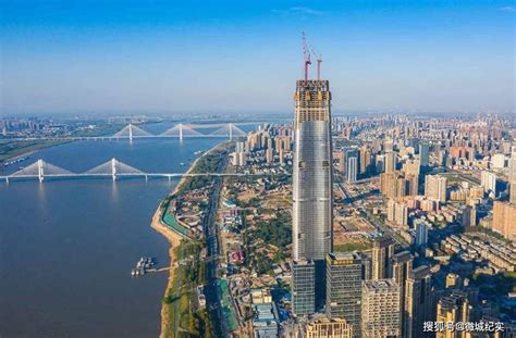 武汉绿地中心主塔楼封顶，本是中华第一楼，限高后成华中最高楼