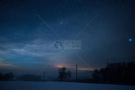 冬季夜晚喀尔巴阡山脉的星空暗夜高清图片下载-正版图片503115800-摄图网