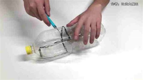 大叔用塑料瓶制作了一个“捕鱼神器”，一抓一整瓶，他是怎么做到的呢？