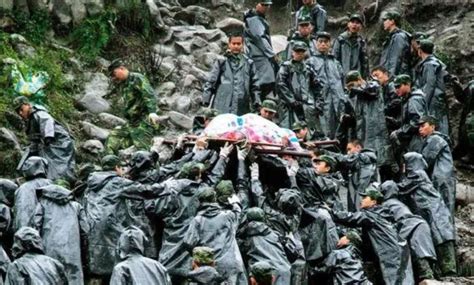 汶川地震15周年:4分钟缅怀地震救援中牺牲的军人再看画面仍然心碎_腾讯视频