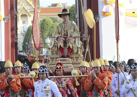 泰国国王携王后接见多国驻泰大使