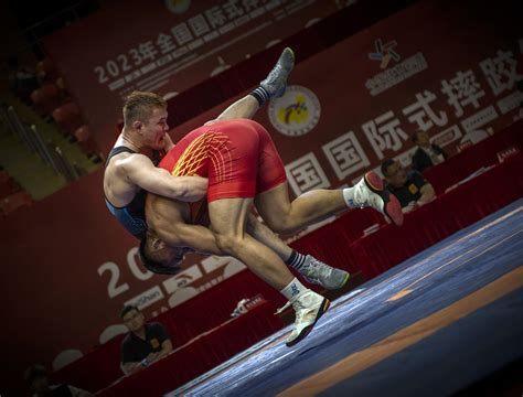 精彩对决！直击男子古典式摔跤比赛-新闻中心-温州网