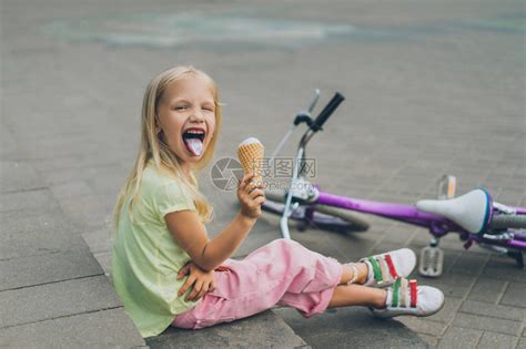 有冰淇淋的可爱孩子独自坐在台阶上高清图片下载-正版图片502664101-摄图网