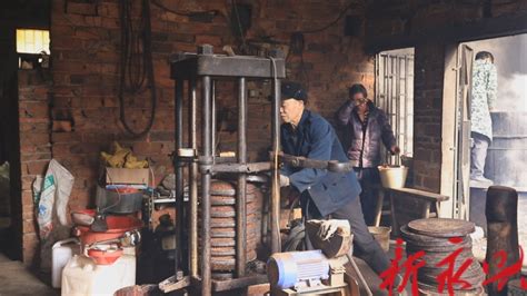 这里是黄山市歙县富堨（e)村老榨油坊，在人们的生活中