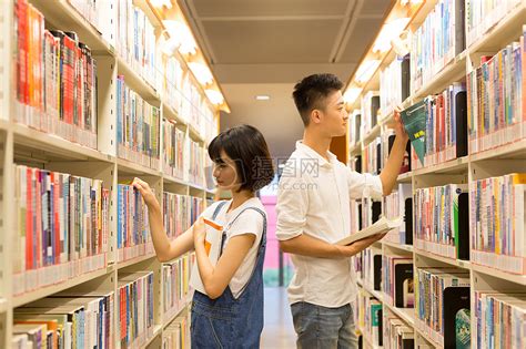 一起在图书馆看书的男生女生高清图片下载-正版图片500557488-摄图网