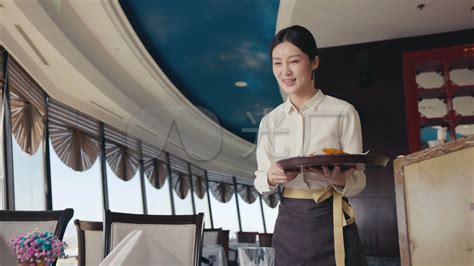 空中餐厅厨师服务员上菜并介绍高清摄影大图-千库网