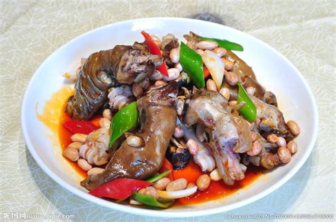 新疆的胡辣羊蹄别具特色，辣辣的，糯糯的，汤汁粘稠，吃得很过瘾
