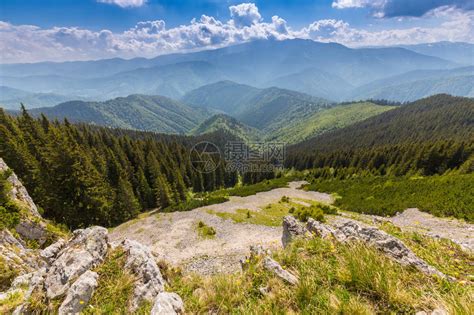 罗马尼亚特兰西瓦尼亚山有围栏的高清图片下载-正版图片504892913-摄图网
