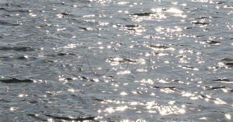 波光粼粼的湖水-欧莱凯设计网