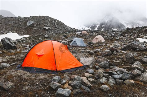 在冬季山区用帐篷宿营背着高清图片下载-正版图片503530784-摄图网