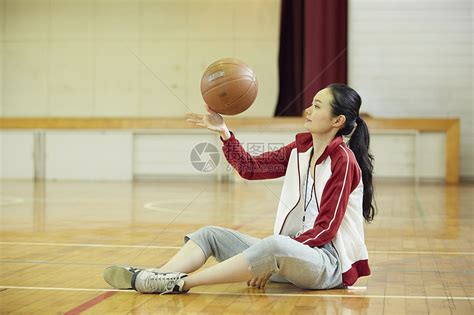 室内篮球场拿着篮球的女教练肖像高清图片下载-正版图片502036836-摄图网