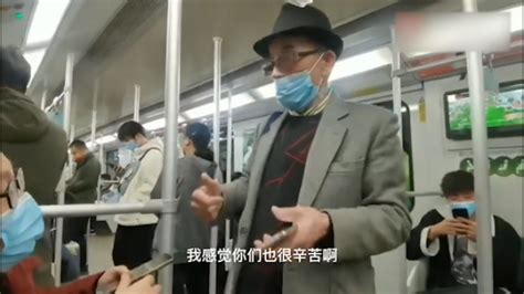 上海地铁小伙给79岁大爷让座遭拒，大爷：跑了16年马拉松_凤凰网视频_凤凰网