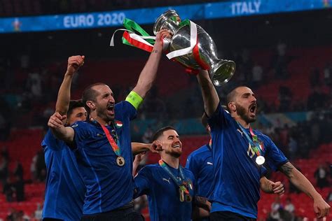 意大利为什么没有进世界杯(沉沦之路！意大利是如何从欧洲冠军到连续二次无缘世界杯的)