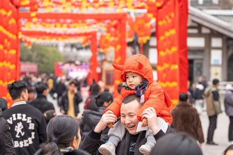 贵州毕节：年货节上办年货 喜气洋洋迎新春-新华网