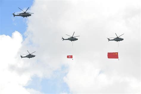 直升机挂国旗巡飞外滩背后：他们是魔都的“天降奇兵”_手机新浪网