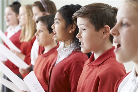 一群孩子在学校唱诗班唱歌照片摄影图片_ID:136534893-Veer图库