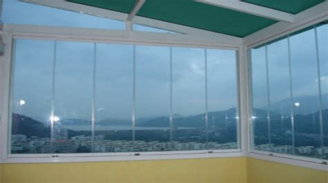 阳台用透明玻璃窗户做成可开放、封闭的空间，减少噪音和灰尘。-家居美图_装一网装修效果图