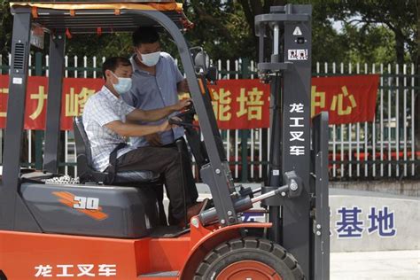 叉车叉取货物的正确操作步骤！_常见问题_新闻中心-济南韩工机械设备有限公司