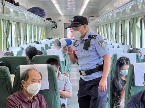 男子高铁抽烟不听劝阻遭列车长厉声呵斥，拍摄者称男子被警方带走_凤凰网视频_凤凰网