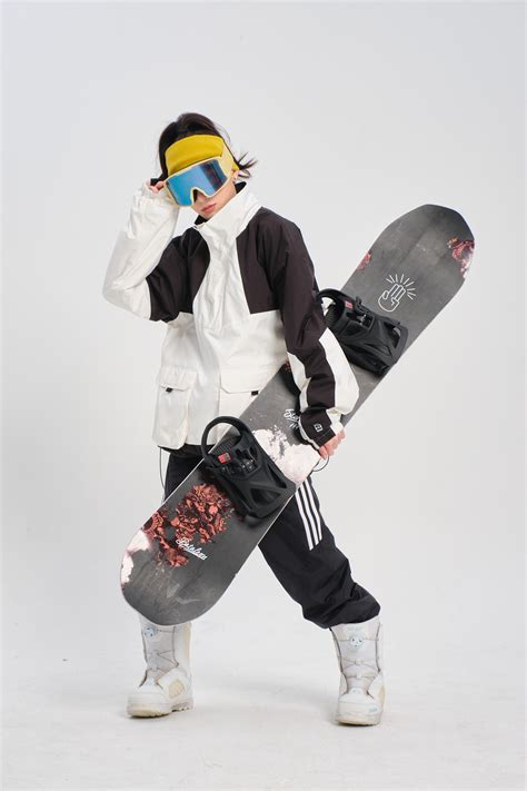 雪山滑雪图片-穿黄色上衣的滑雪运动员素材-高清图片-摄影照片-寻图免费打包下载