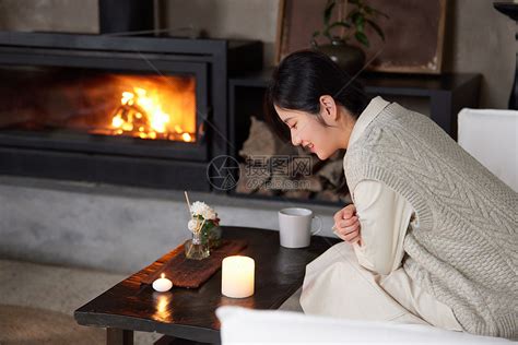 在火炉边取暖的女性高清图片下载-正版图片502351289-摄图网