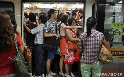 北京地铁乘客被挤骨折 引发“挤地铁攻略”-路桥市政新闻-筑龙路桥市政论坛