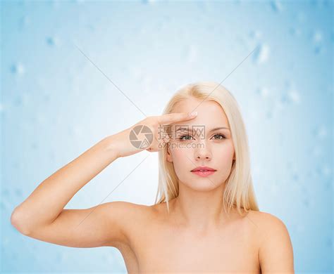 健康美丽的美丽的女人抚摸她的额头的脸高清图片下载-正版图片300667170-摄图网