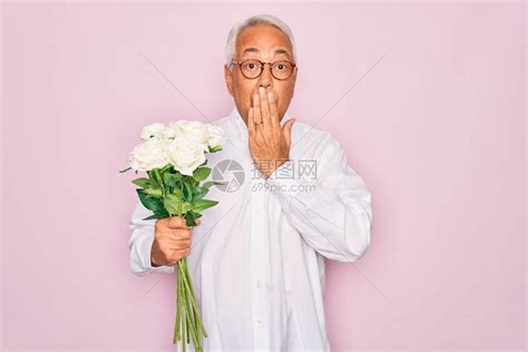 中年白发老人手持浪漫的白玫瑰花束高清图片下载-正版图片506490710-摄图网