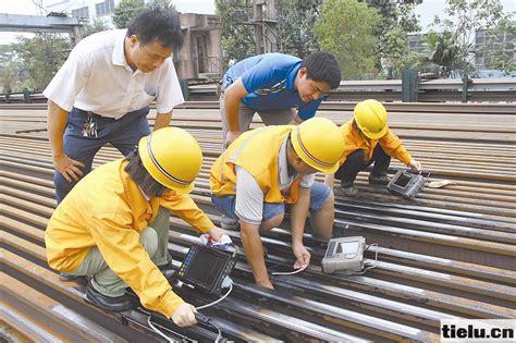 柳州工务机械段焊轨车间职工正在对钢轨焊接接头进行探伤 - 铁路一线 - 铁路网
