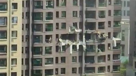 长春一小区天然气爆炸，波及3层楼窗户被炸飞_凤凰网视频_凤凰网
