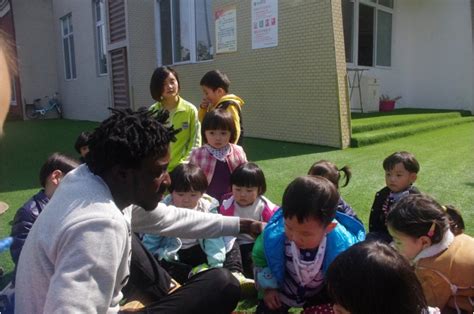 一堂生动的户外英语课_成都市温江区时代西锦伟才幼儿园欢迎您