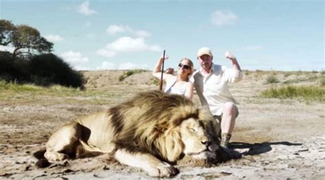 这对夫妻猎杀了一头公狮子后合照，拍完下一秒就被吓哭