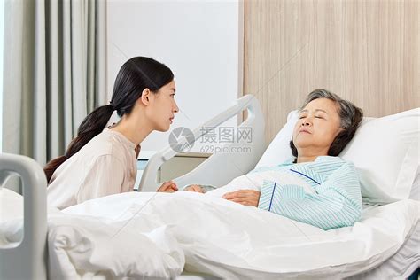 女儿看望生病住院的母亲高清图片下载-正版图片502505198-摄图网