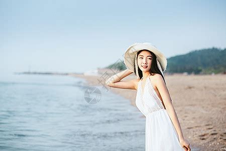 海边撩起裙摆的美女剪影摄影图片 - 三原图库sytuku.com
