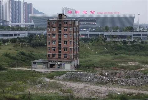 坚挺10余年 深圳最著名的钉子楼开拆了_新浪图片